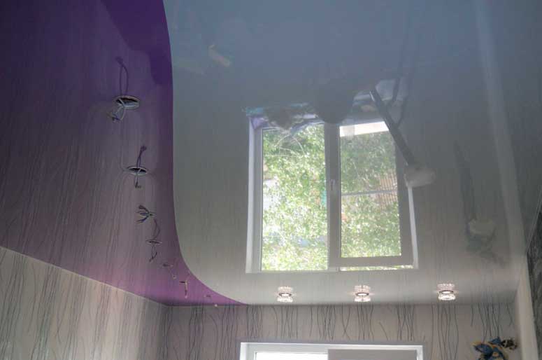 Потолок натяжной двухцветный: фото спайки двух цветов, комбинирование и варианты, 2 станка двухцветный натяжной потолок: 4 главных особенности
