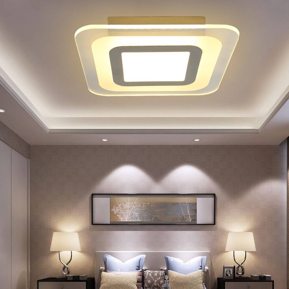 Одноуровневые натяжные потолки: дизайн с точечными светильниками, фото в интерьере