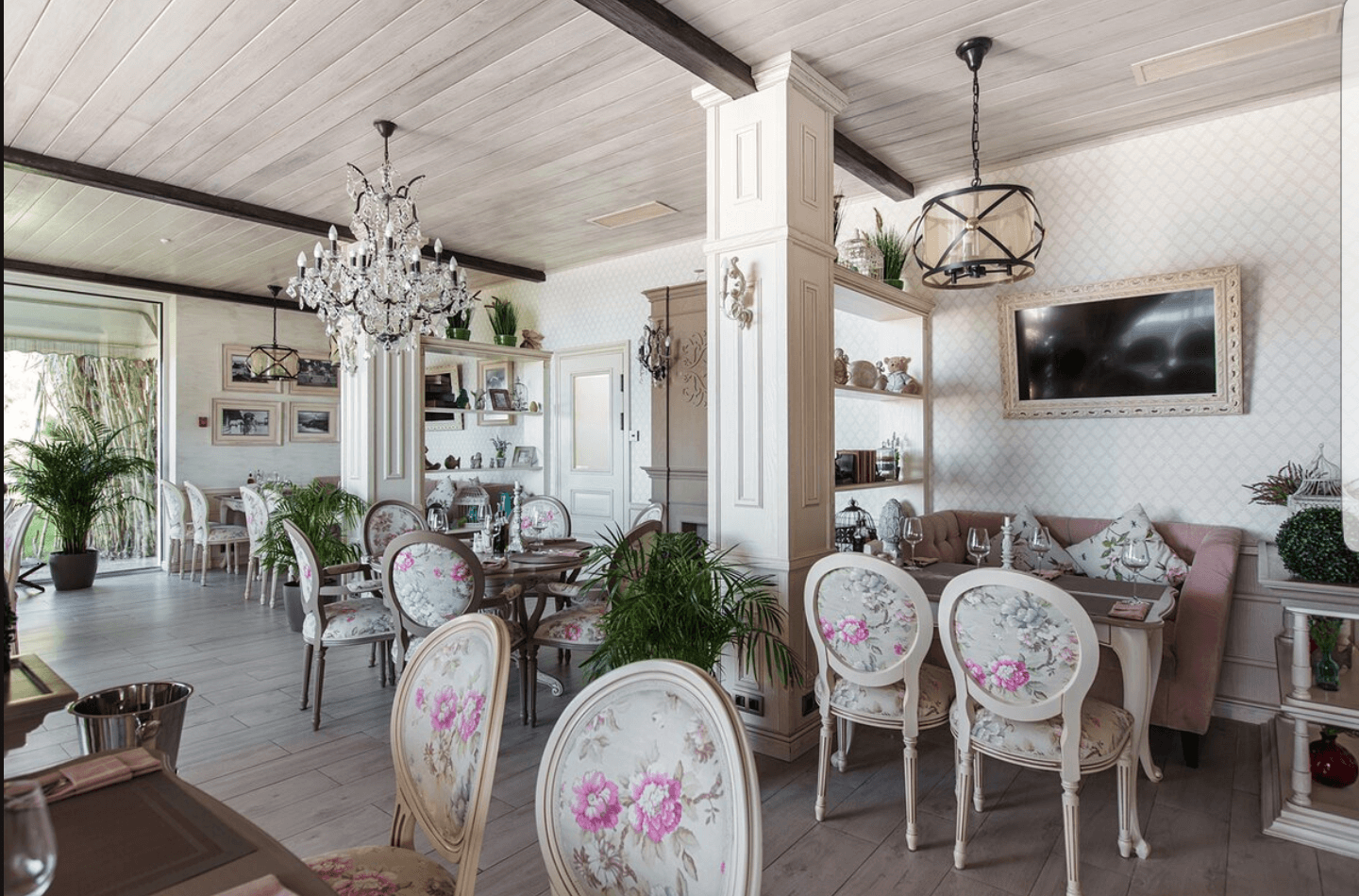 Дизайн кухни в стиле кафе с интерьером французского прованса