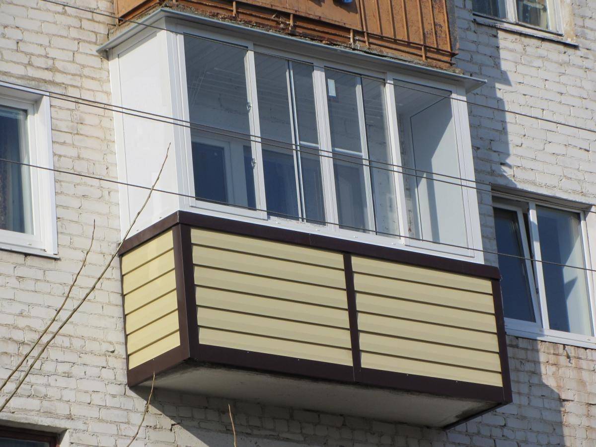 Внешняя обшивка балкона профнастилом: плюсы и минусы материала, устройство обрешётки, инструкция по монтажу