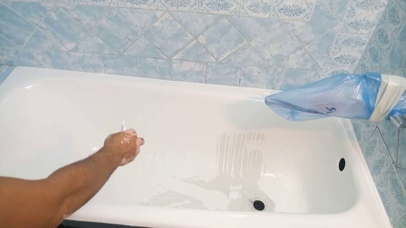 Чем заделать скол на металлической ванне
