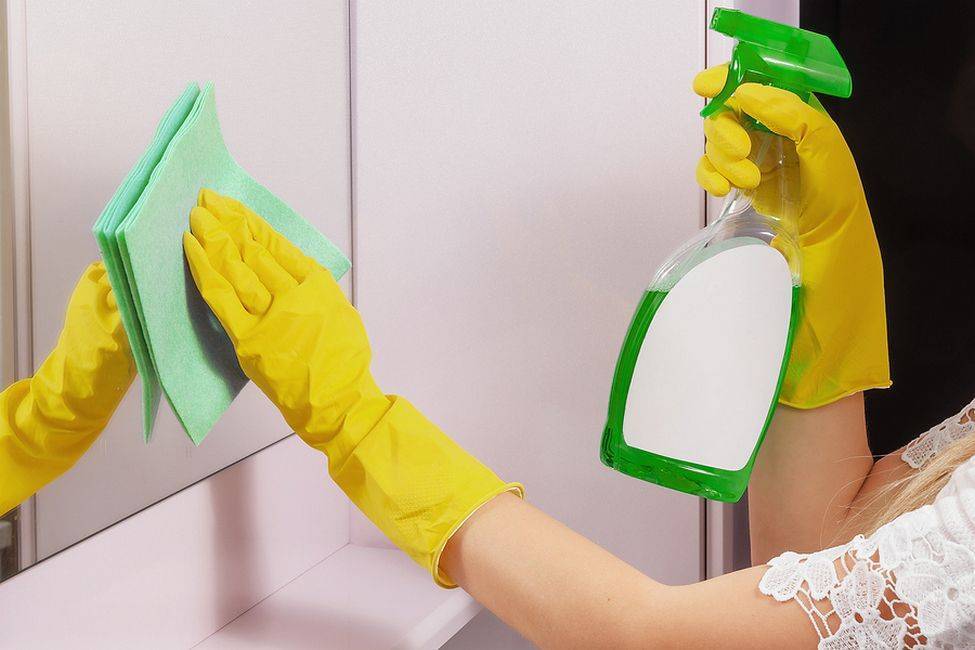 Как помыть зеркало без разводов в домашних условиях: чем почистить, как убрать разводы
