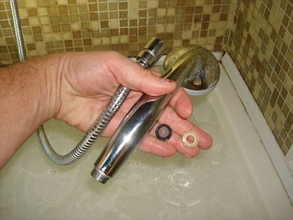 Как почистить смеситель в ванной и на кухне, как очистить хромированную поверхность от налета внутри